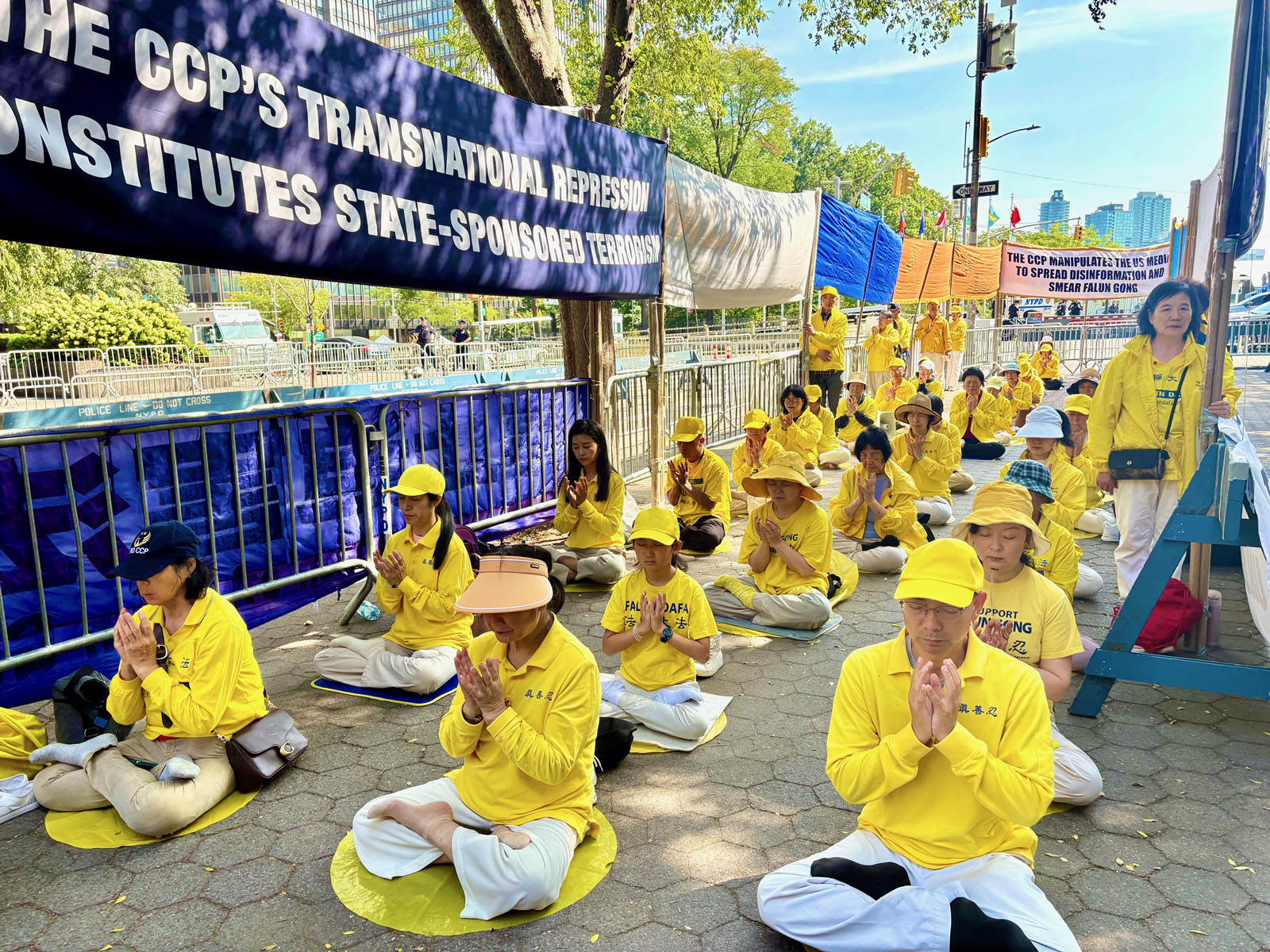 图2:第80届联合国大会九月二十三日召开,法轮功学员在纽约联合国总部外炼功及和平请愿,呼吁各国联手制止中共的迫害。