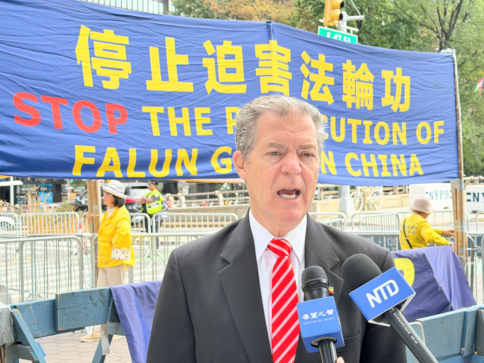 图3:国务院前宗教自由无任所大使塞缪尔・布朗巴克(Samuel Brownback),在联合国总部外法轮功学员进行呼吁的地方,接受采访,谴责中共的跨国镇压。