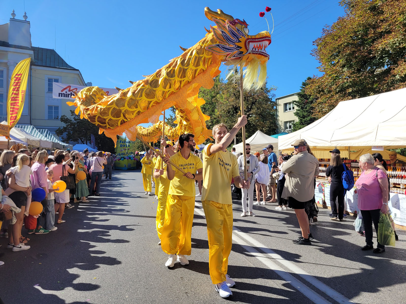 图1~6:波兰法轮功学员于二零二五年九月二十日,在波兰最大农业园艺中心斯凯尔涅维采市参加第48届“鲜花水果蔬菜”丰收节大游行