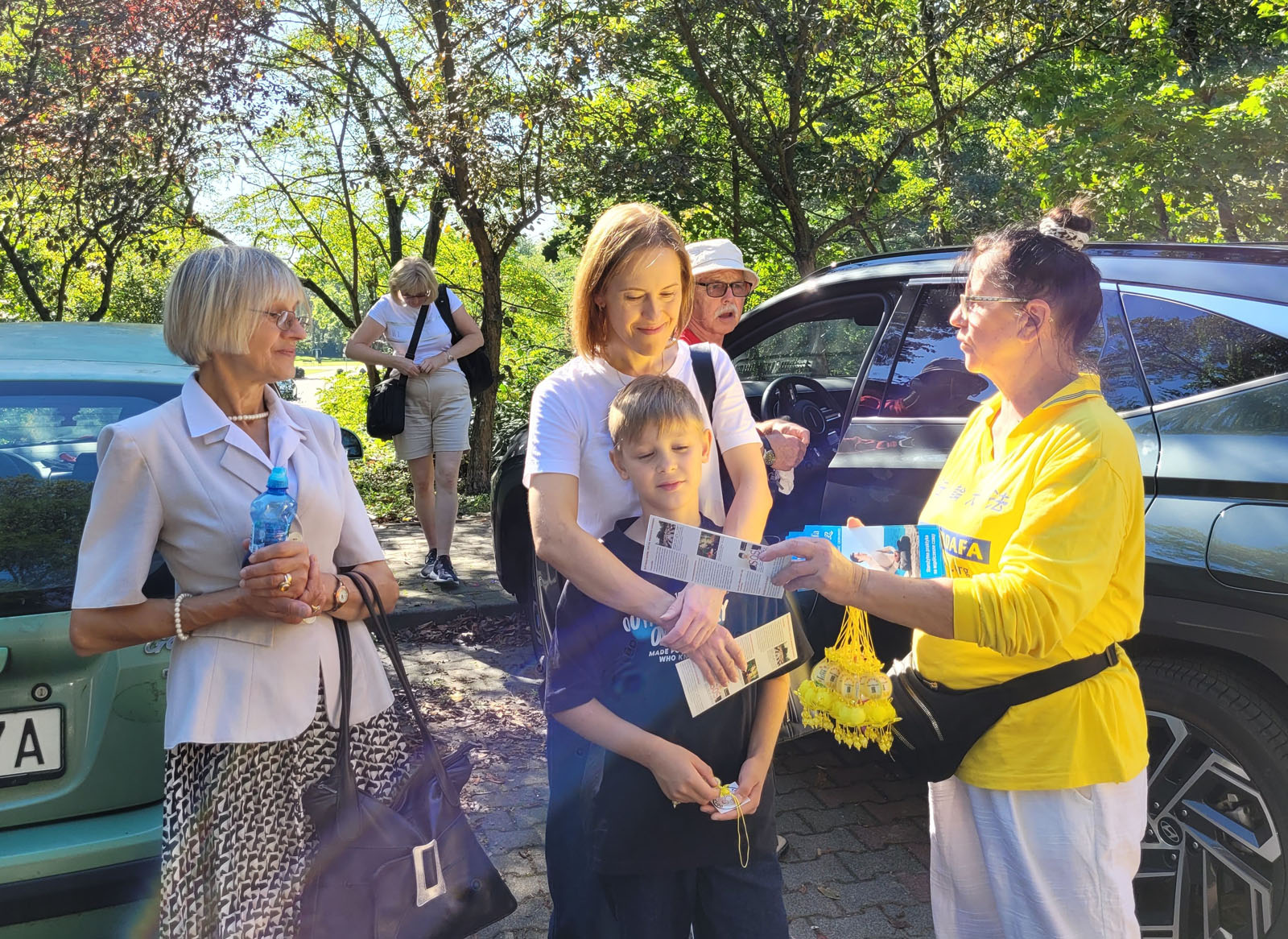 图7~8:法轮功学员为民众发放真相传单及精美莲花