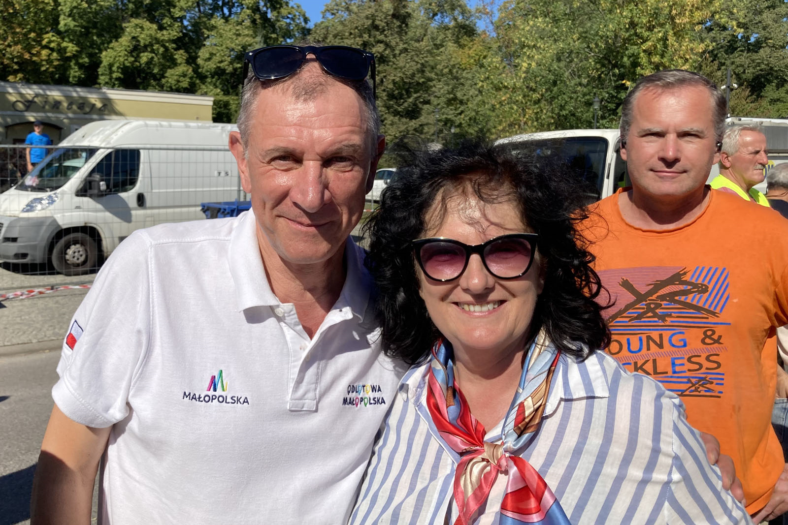 图17:热气球驾驶员雅采克·莱纳托维奇(左一)和同事贝娅塔·贾尼舍夫斯卡女士