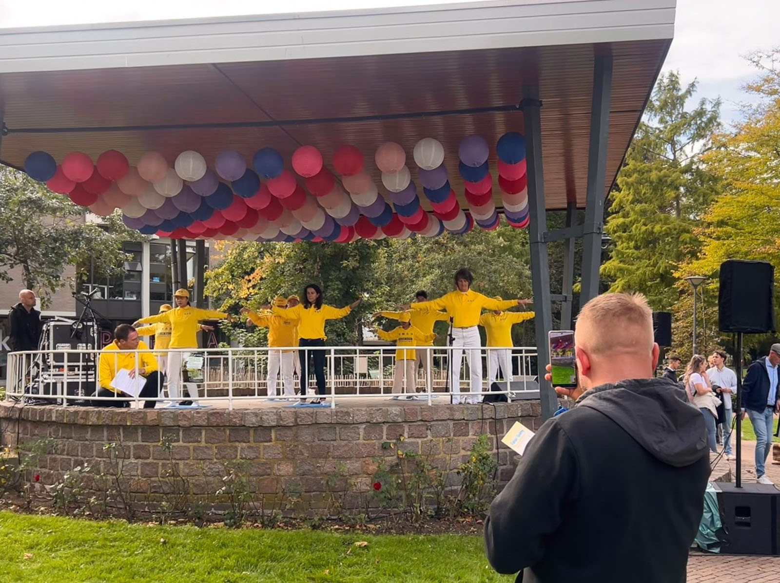 图6~9:法轮功学员在台上展示功法,吸引民众观看