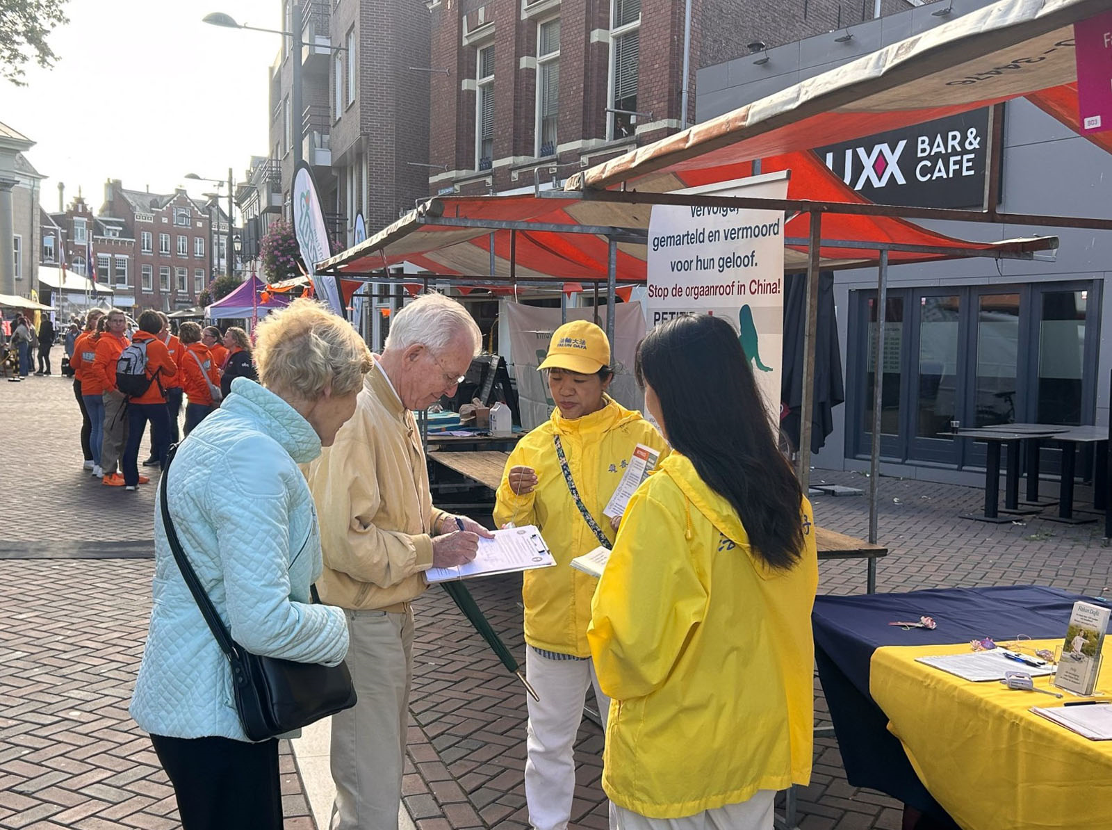 图11~12:民众签名支持法轮功学员反迫害