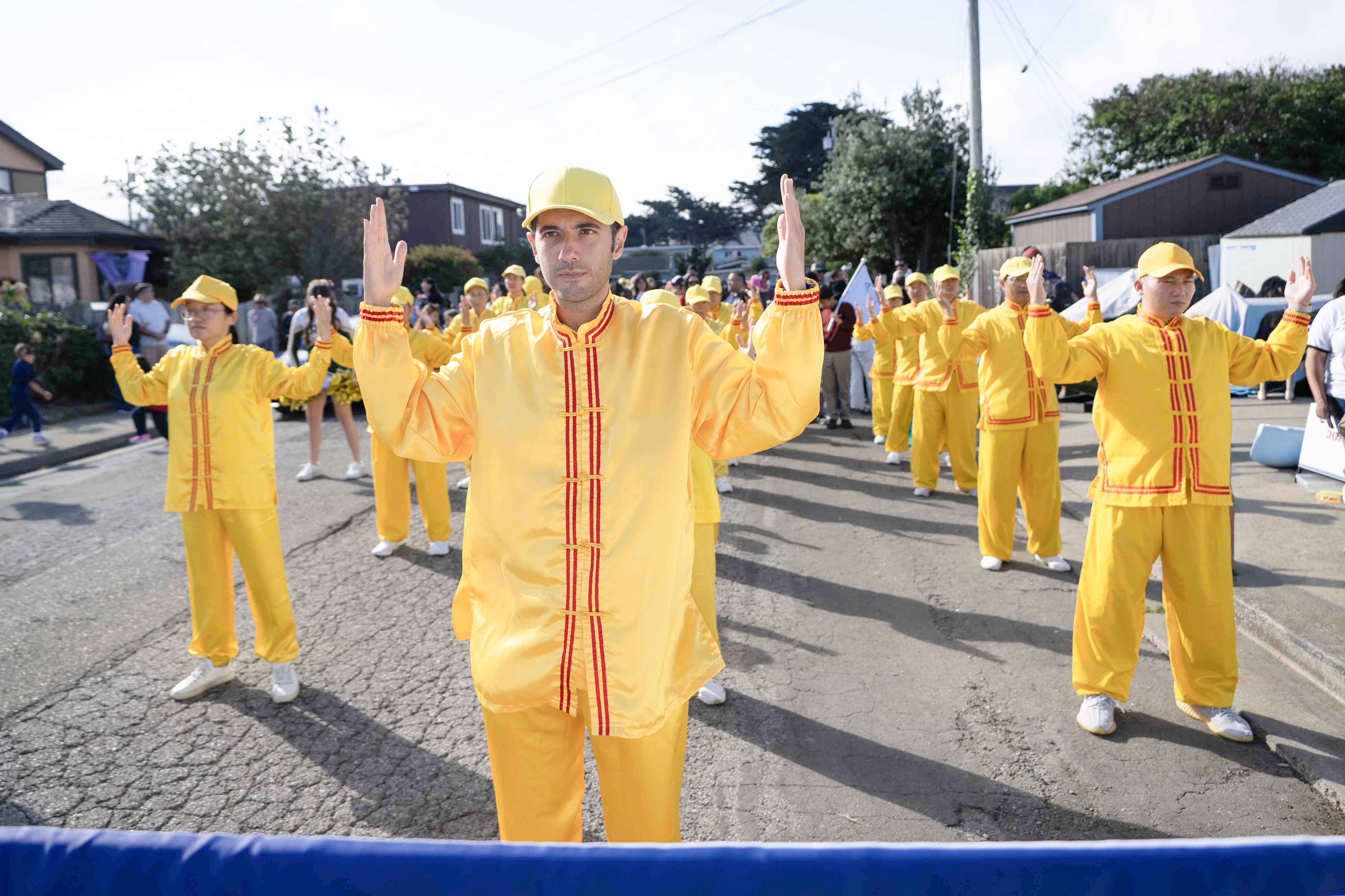 图1~4:二零二五年九月二十七日,美国旧金山法轮功学员参加在帕西菲卡市举行的雾节游行。