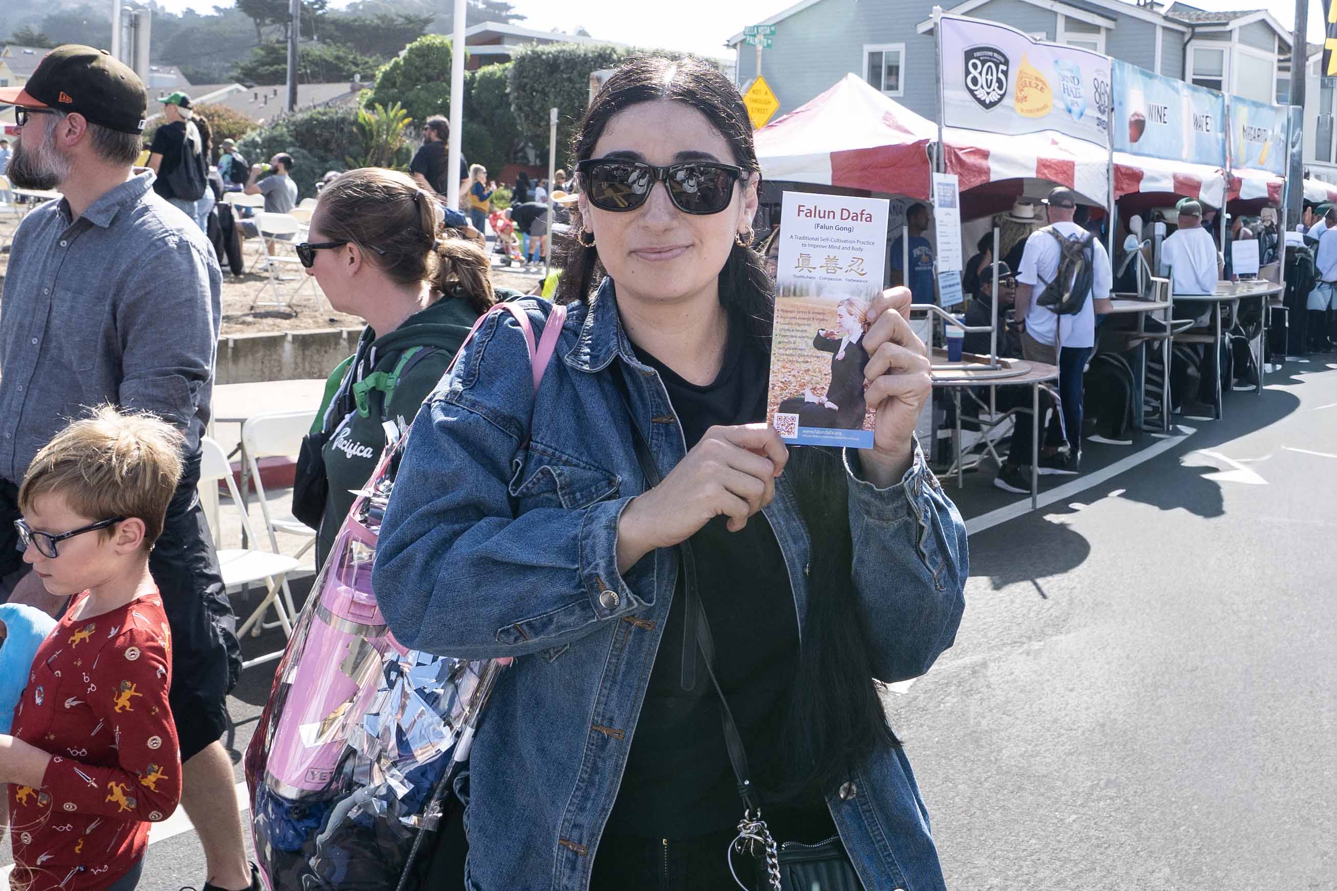 图8:墨西哥裔美国人艾莱里奥斯喜欢法轮功学员的队伍。