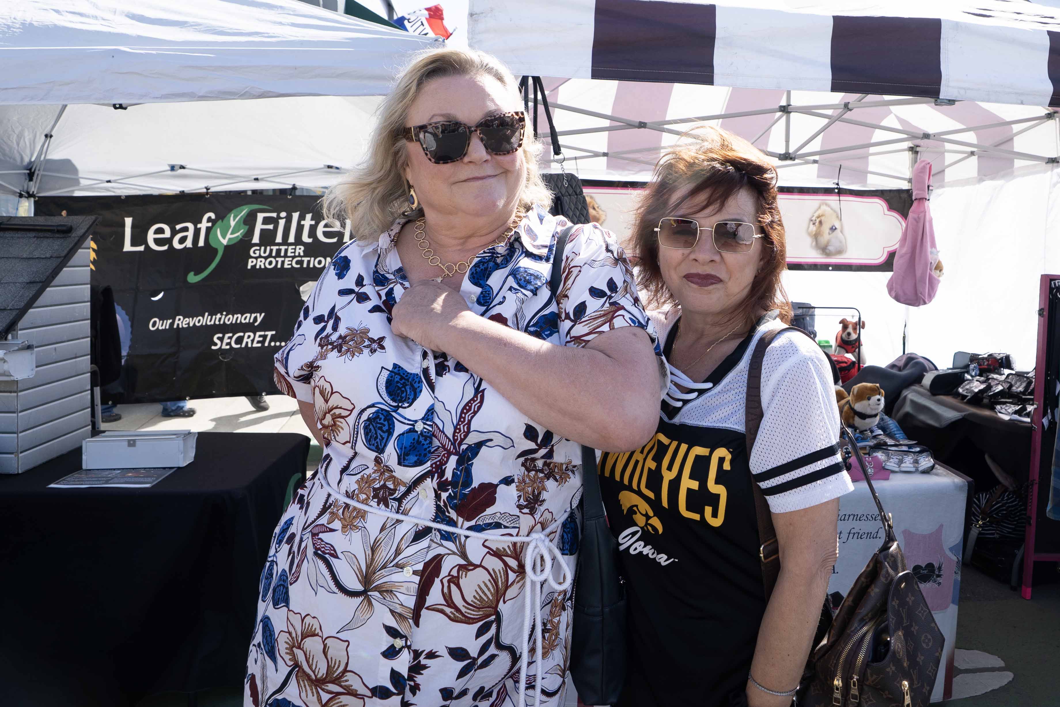 图9:皮尔逊·科米(左)和朋友达纳·福特表示法轮功学员的队伍太美了。