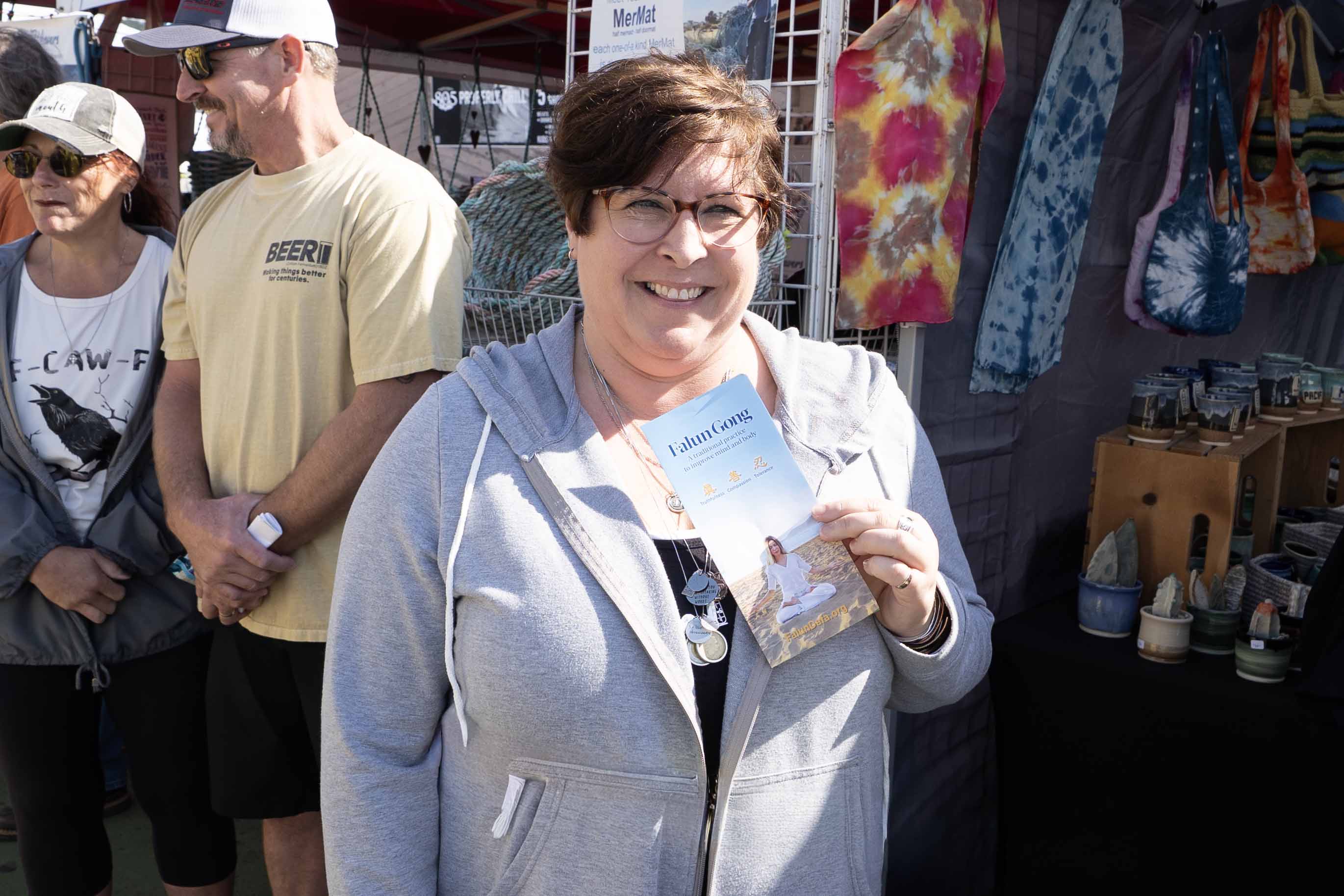 图10:帕西菲卡市市民丹尼尔很高兴看到法轮功学员的队伍。