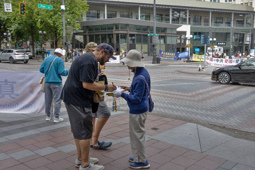 图3~5:许多了解情况的路人纷纷在反迫害征签表上签名表示支持。