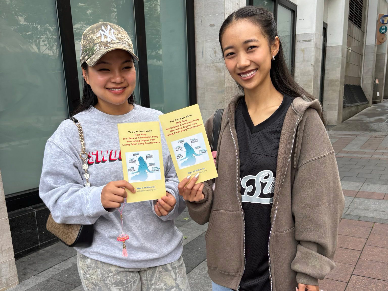 图6:两位年轻女孩在听闻中共活摘器官的情况后震惊不已,并在征签表上签名反对迫害。