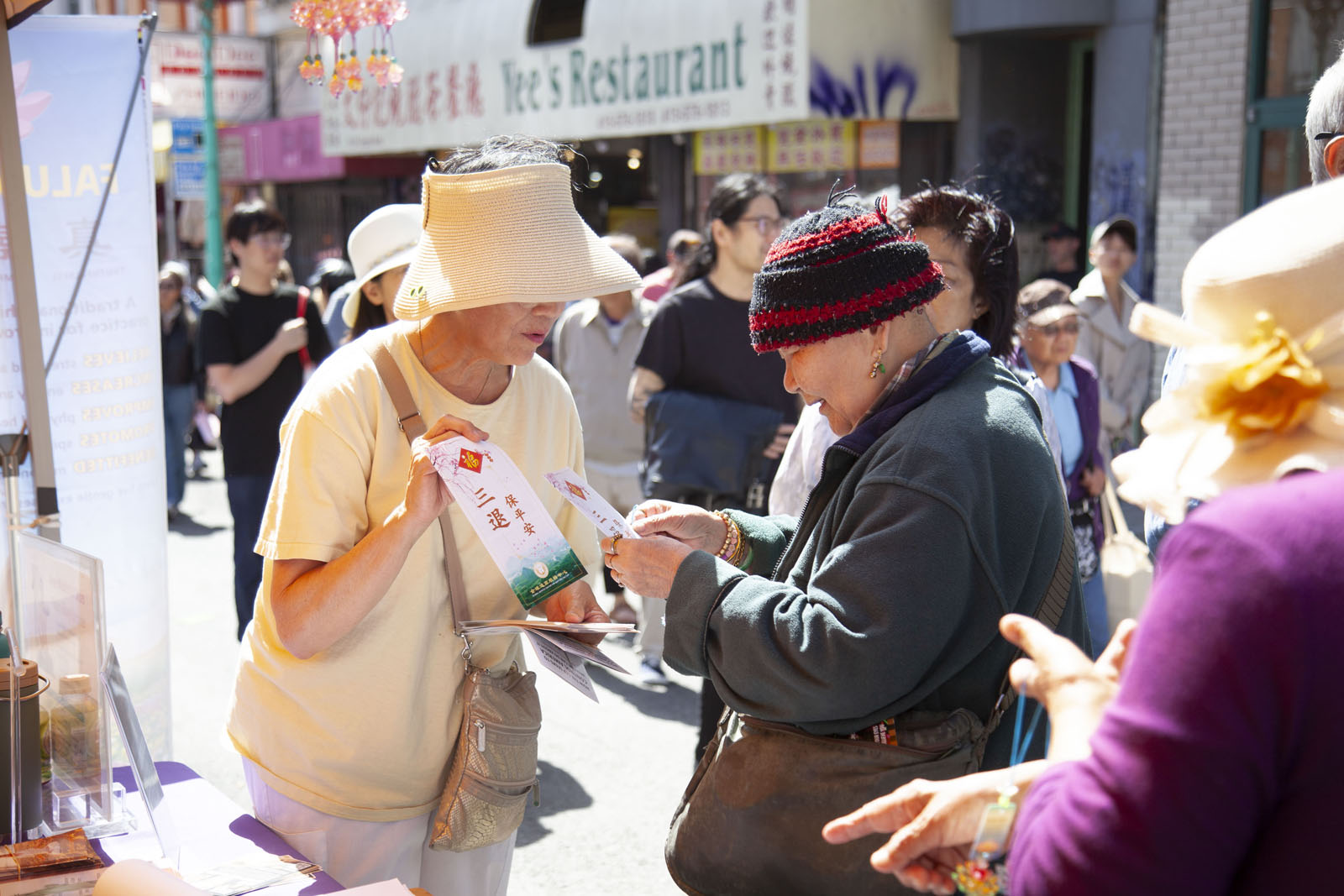 图1~5:二零二五年九月二十七日和二十八日,法轮功学员在旧金山中国城中秋街会讲真相。