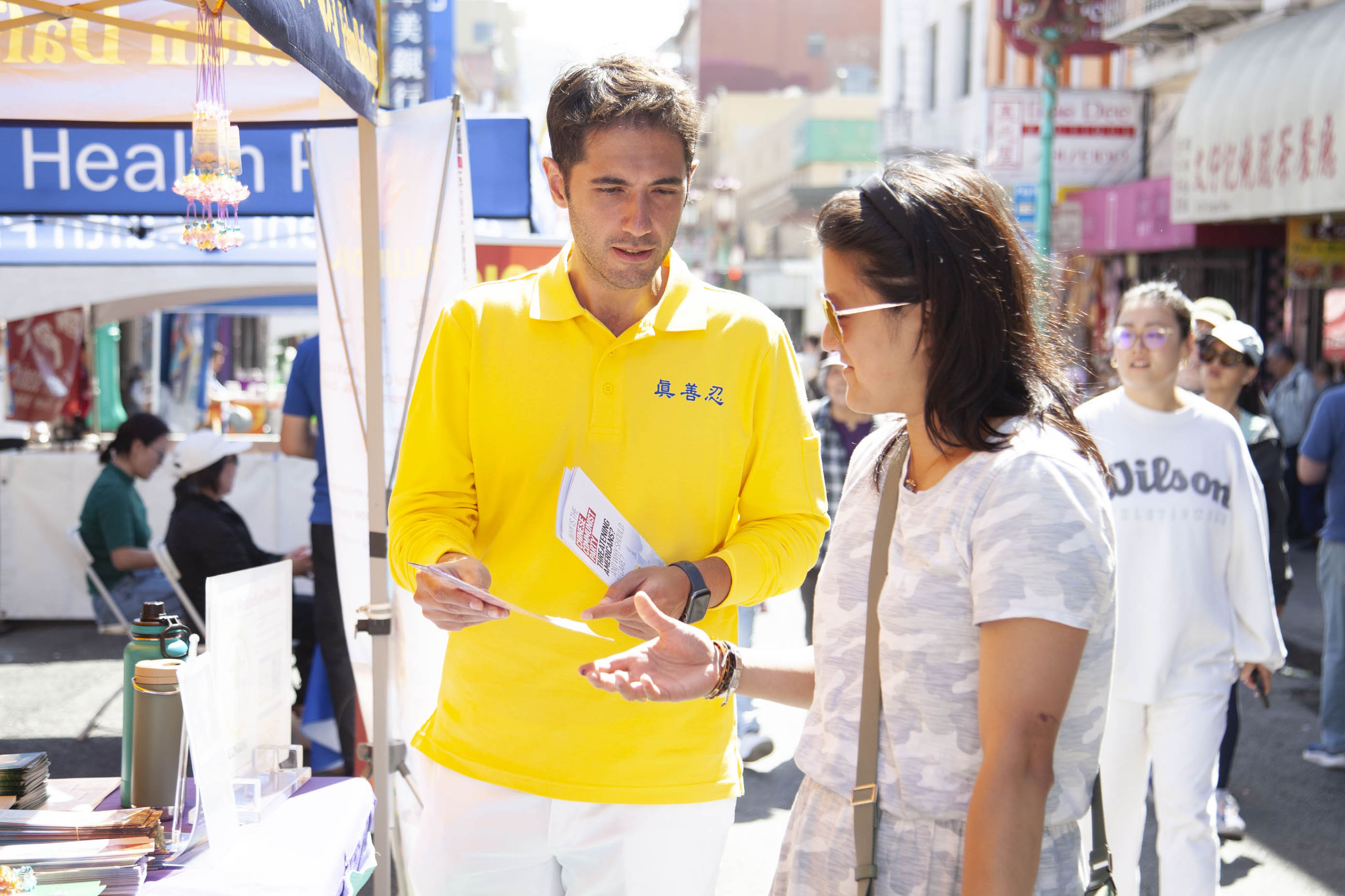 图6:法轮功学员纳维德·瓦纳希(左)在讲真相