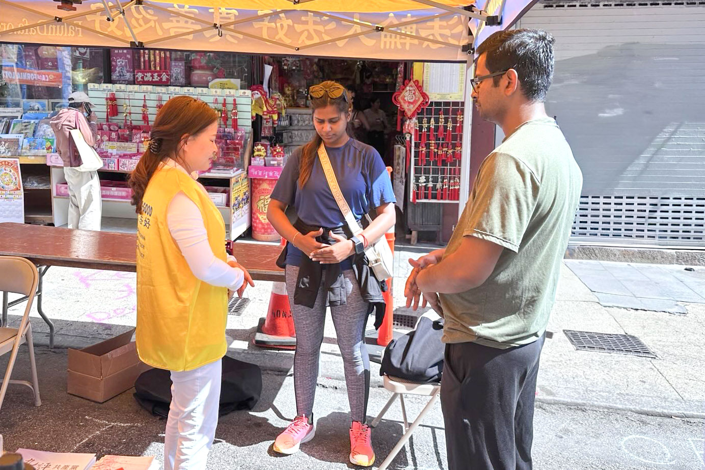 图7:安基塔(中)和先生在学功