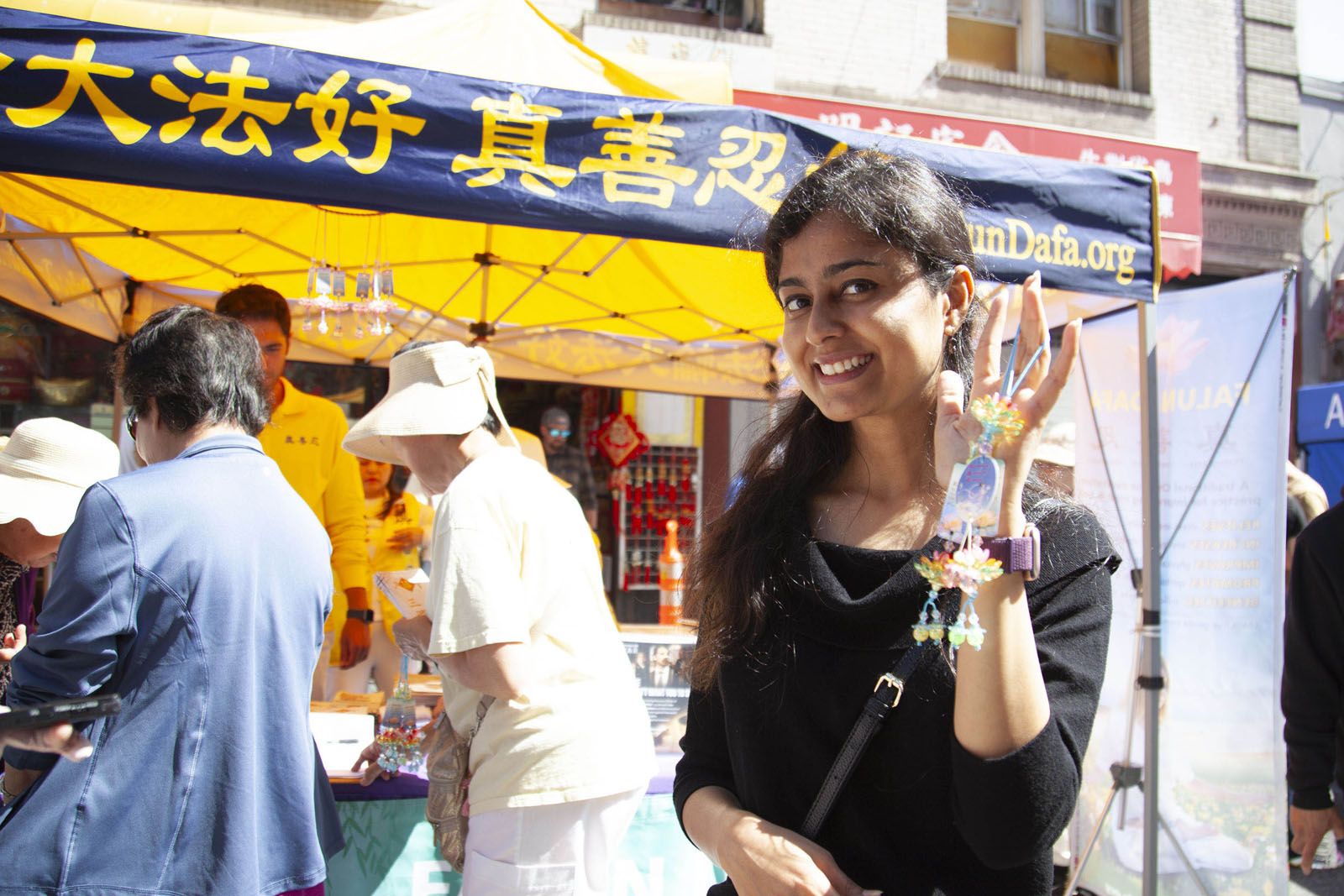 图8:住在东湾海沃市的产品设计师库什布·考尔表示,炼法轮功好处多。