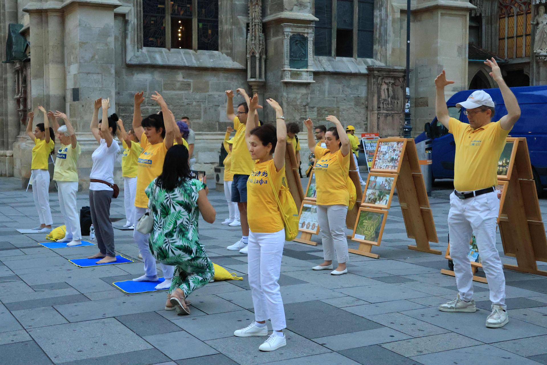 图1~3:二零二五年八月二十九日晚,法轮功学员在奥地利维也纳斯蒂芬广场上的演示功法