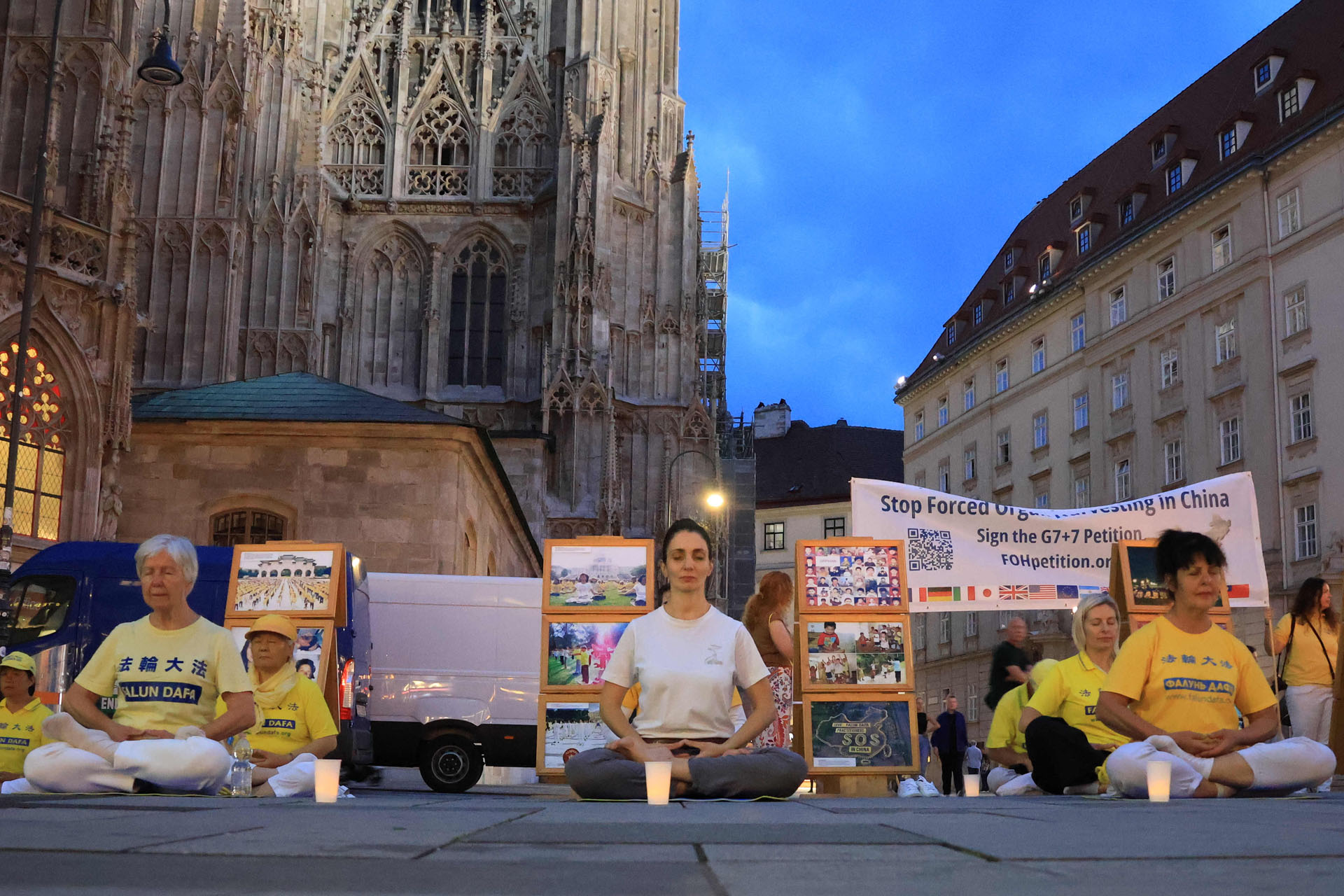 图4~7:烛光守夜悼念二十六年来被迫害失去生命的法轮功学员