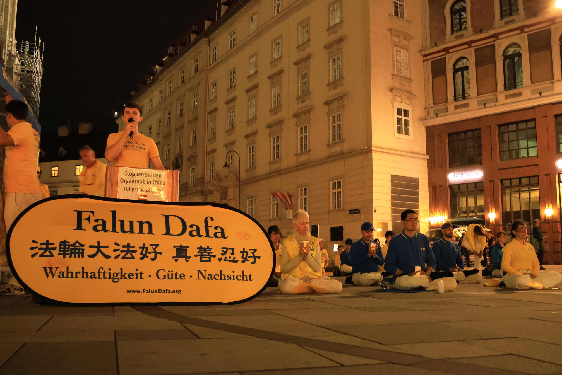 图8:烛光守夜活动上的演讲,告诉民众法轮大法的美好及中共残忍迫害法轮功学员