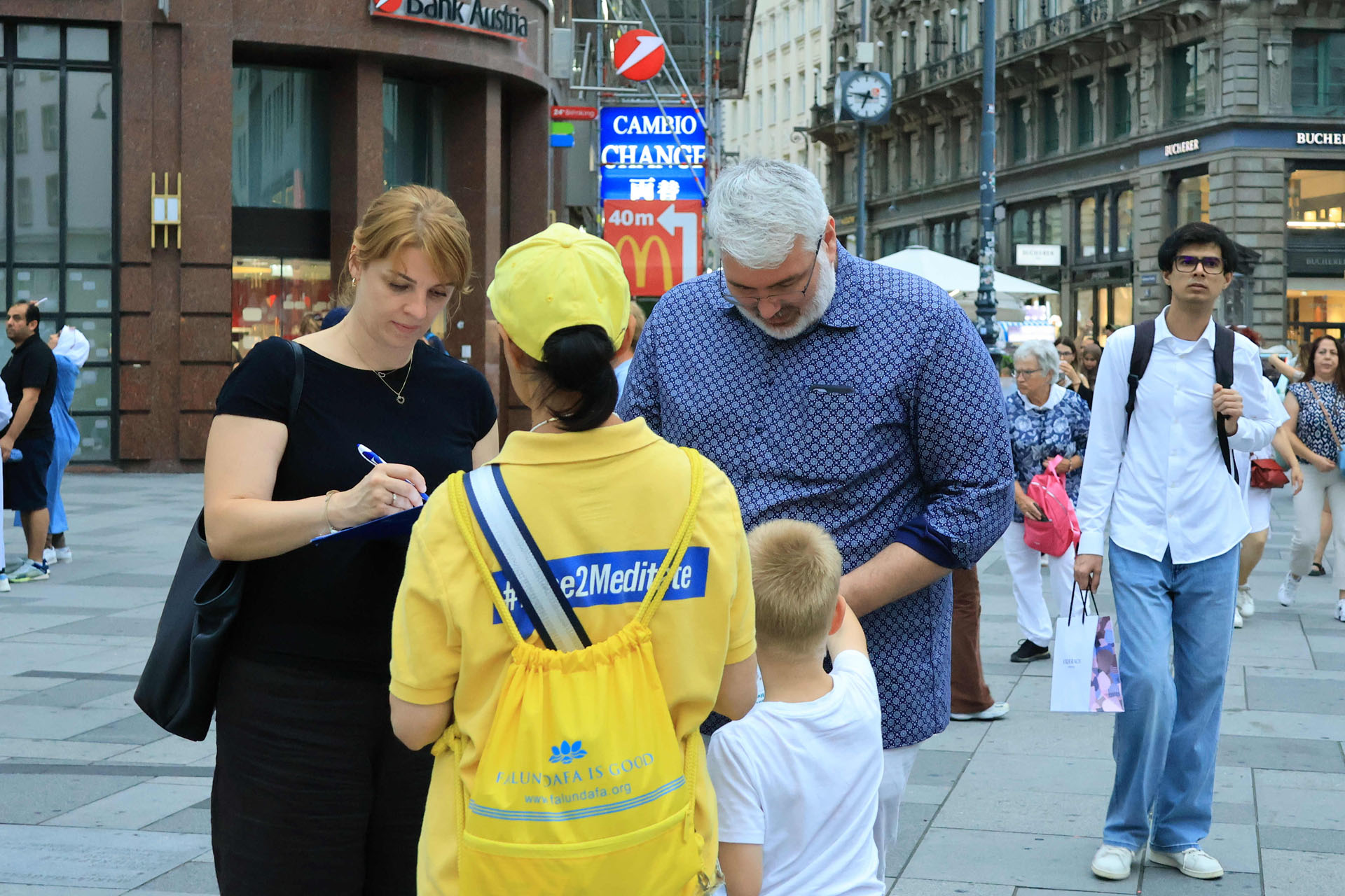 图12~15:人们签名共同制止中共迫害法轮功