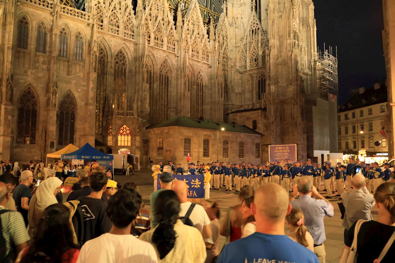 '图1~6:二零二五年八月二十九日晚来自欧洲十多个国家的法轮功学员组成的天国乐团在斯蒂芬广场的演出吸引众多路人,直至夜深'
