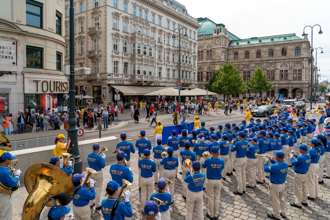 '图7:二零二五年八月三十日天国乐团在斯蒂芬广场的演出吸引众多路人,直至夜深国家歌剧院附近的赫尔穆特·齐尔克广场上演出'