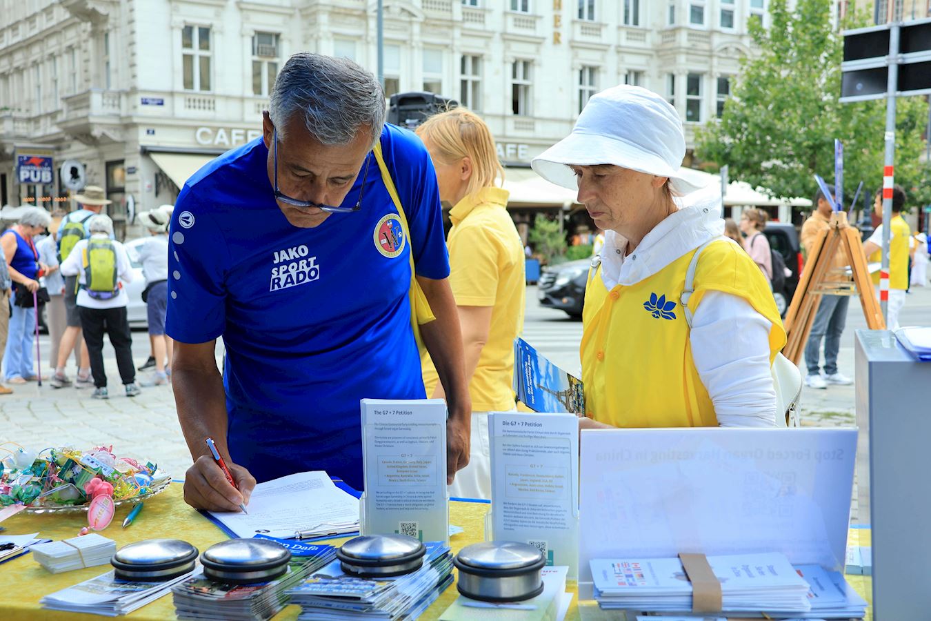 '图8~10:人们因音乐吸引而驻足观看,在了解真相后签名制止中共迫害法轮功'