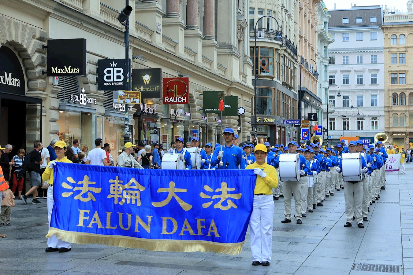'图11~12:在维也纳市中心游行,将法轮大法真相带到维也纳市中心'