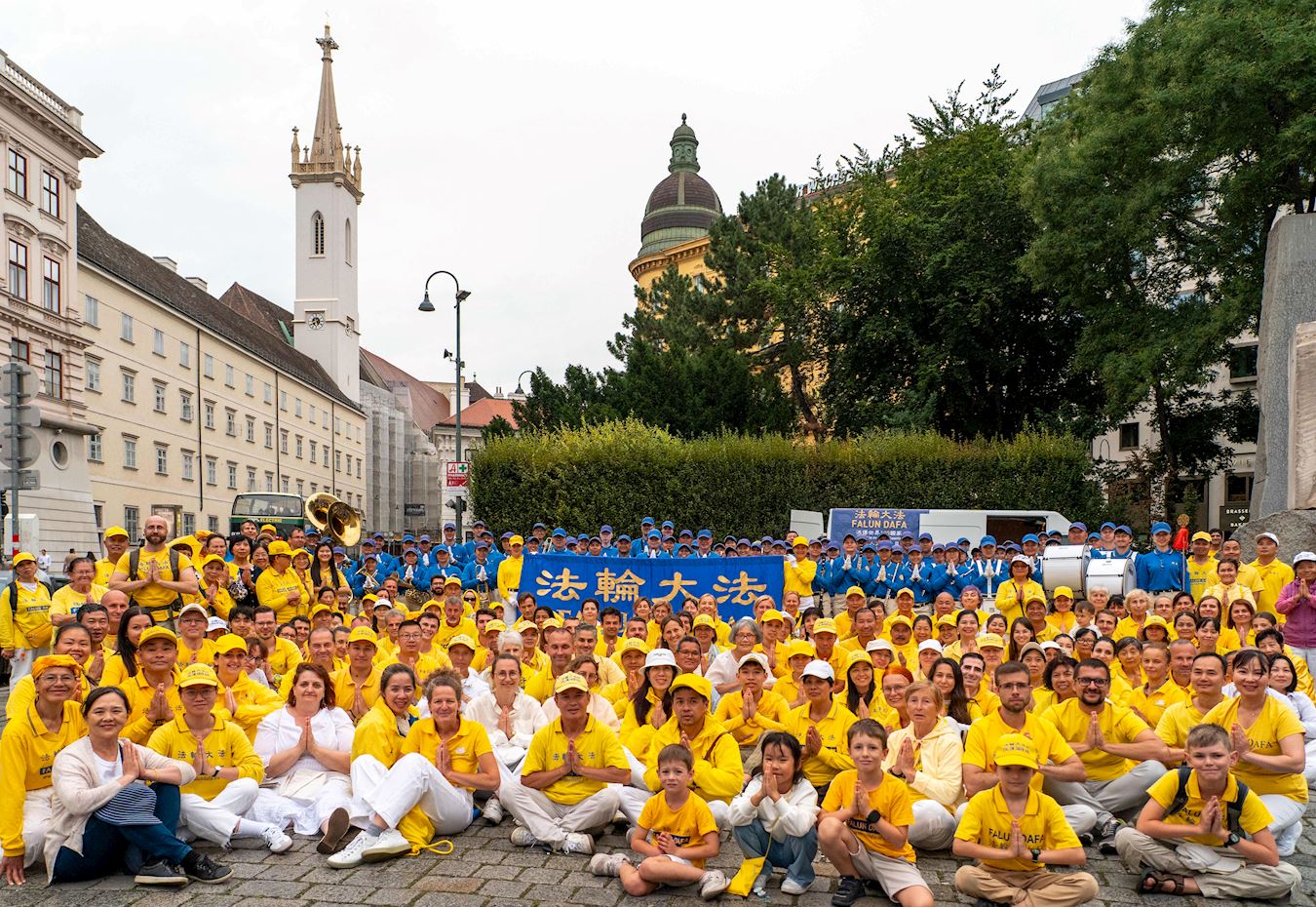 '图13:活动结束后,来自欧洲十多个国家的部份法轮功学员合影,感恩师父及大法,让更多人有机会了解真相'