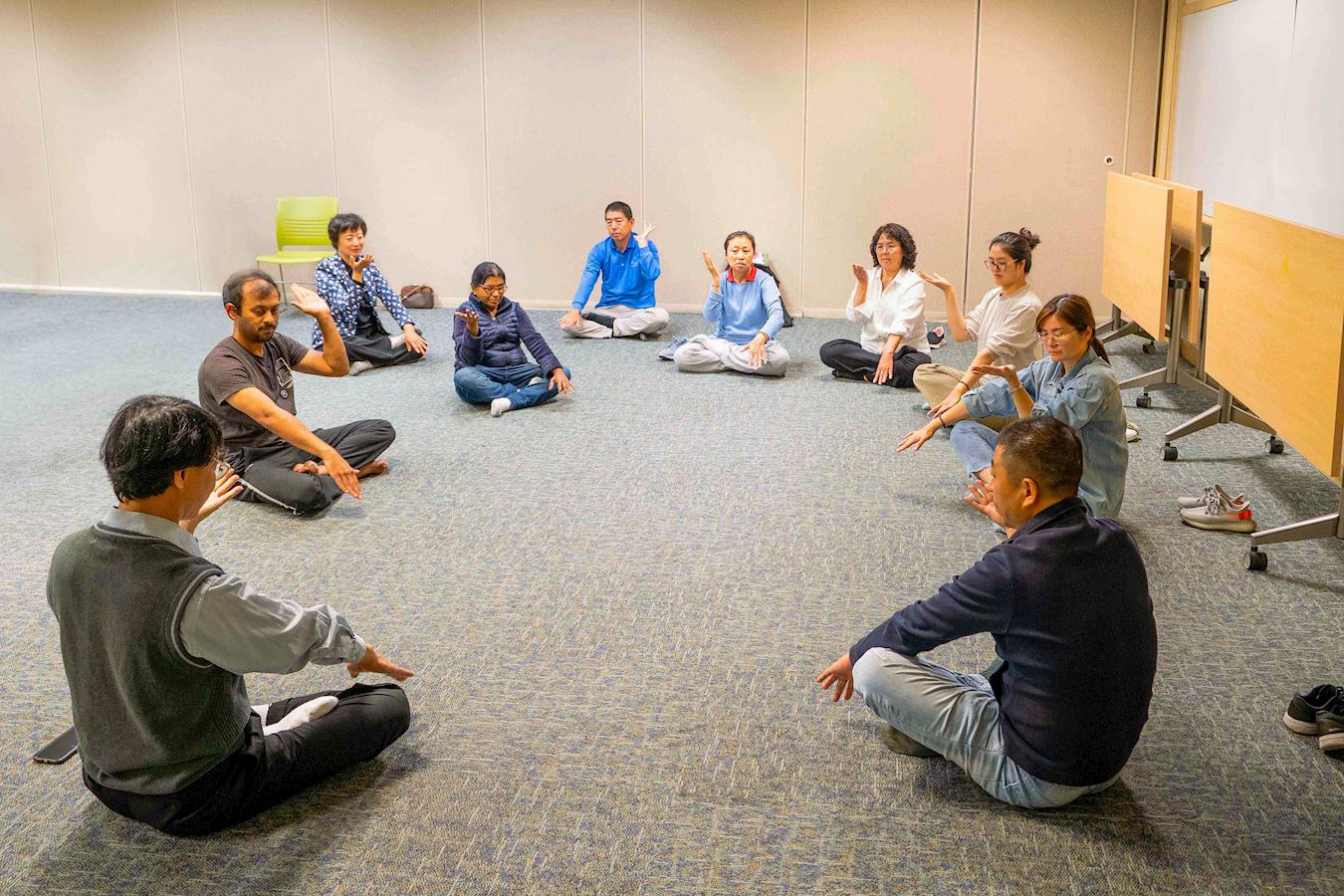 '图1~6:二零二五年九月六日,新学员在佛利蒙市中央图书馆学功。'