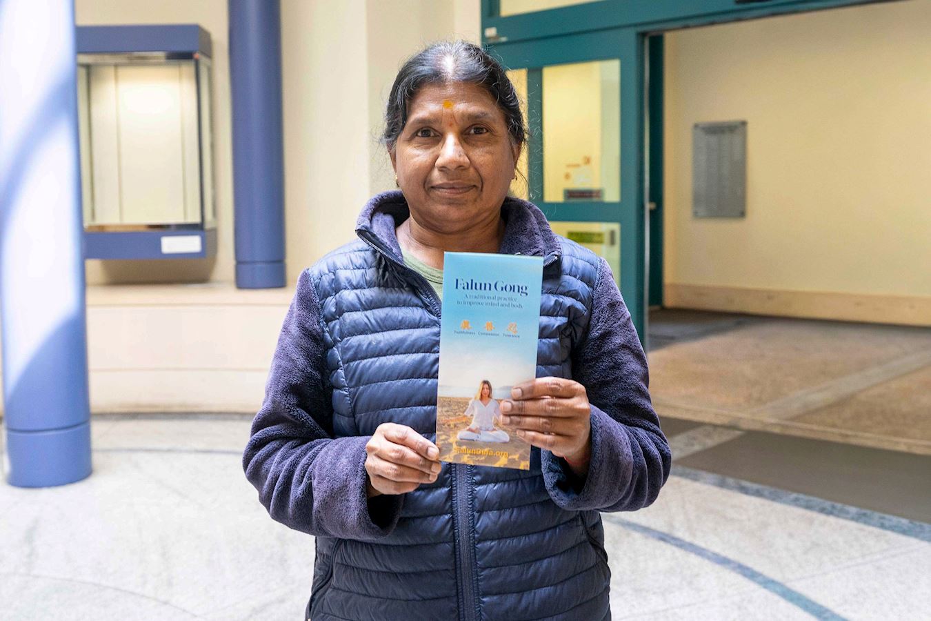 '图7:莫希尼表示,学炼法轮功,让她感受到慈悲的力量。'