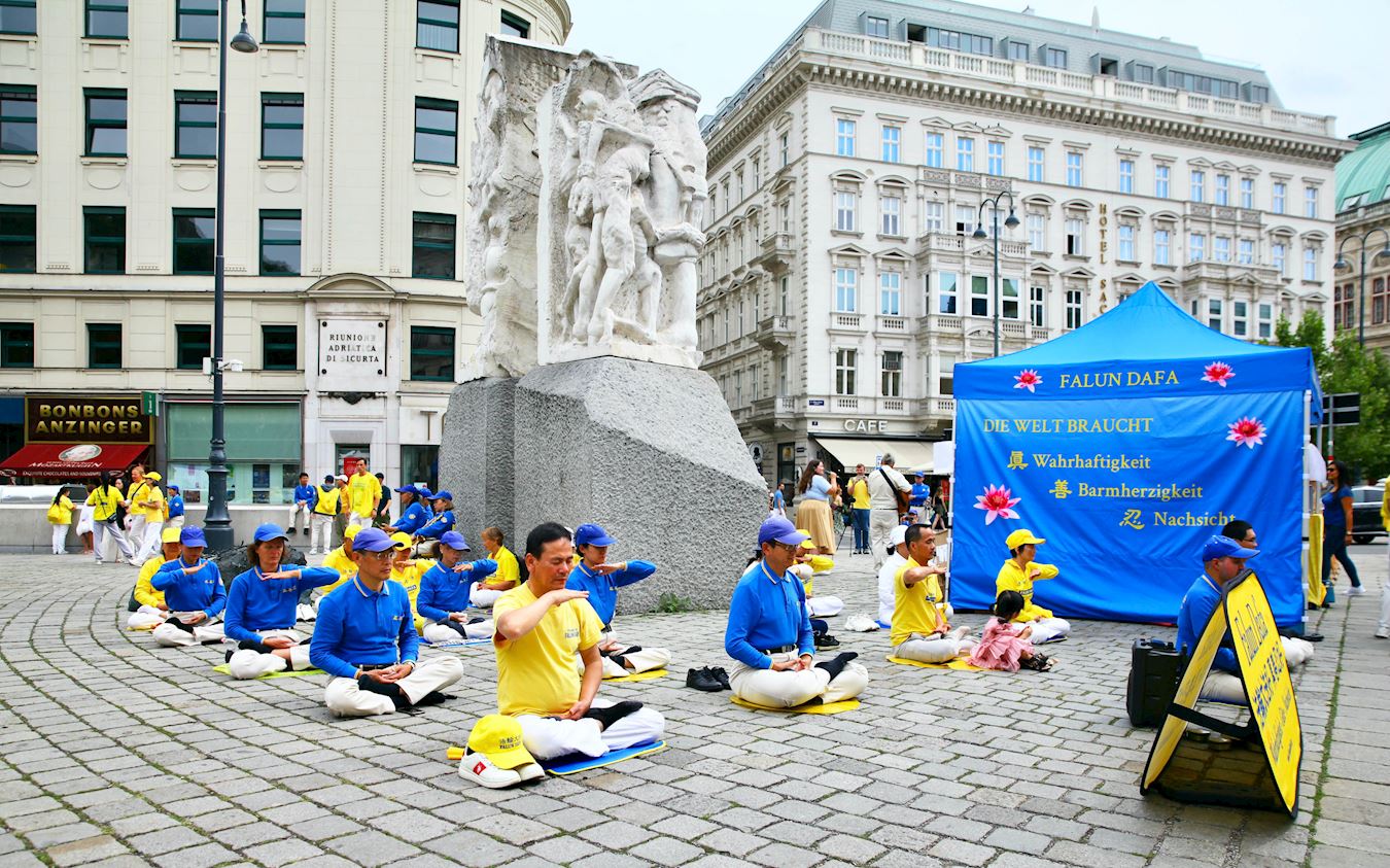 '图1~5:二零二五年八月三十日,欧洲多国法轮功学员在维也纳海尔穆特·齐尔克广场举办集会、炼功活动,展示法轮功美好,揭露中共迫害。'