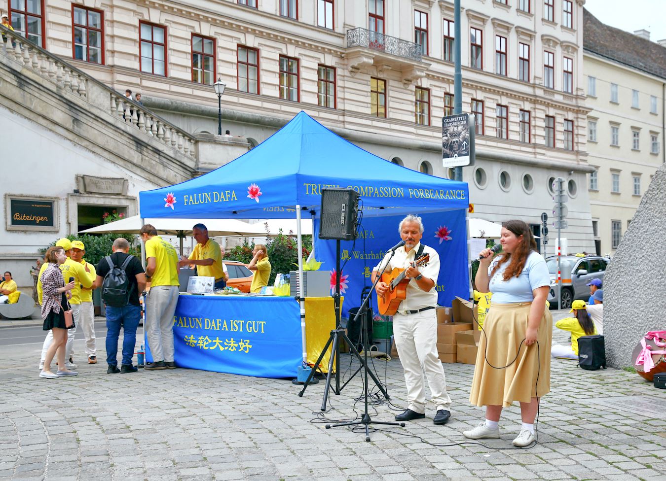 '图6:法轮功学员用中文演唱歌曲《法轮大法好》。'