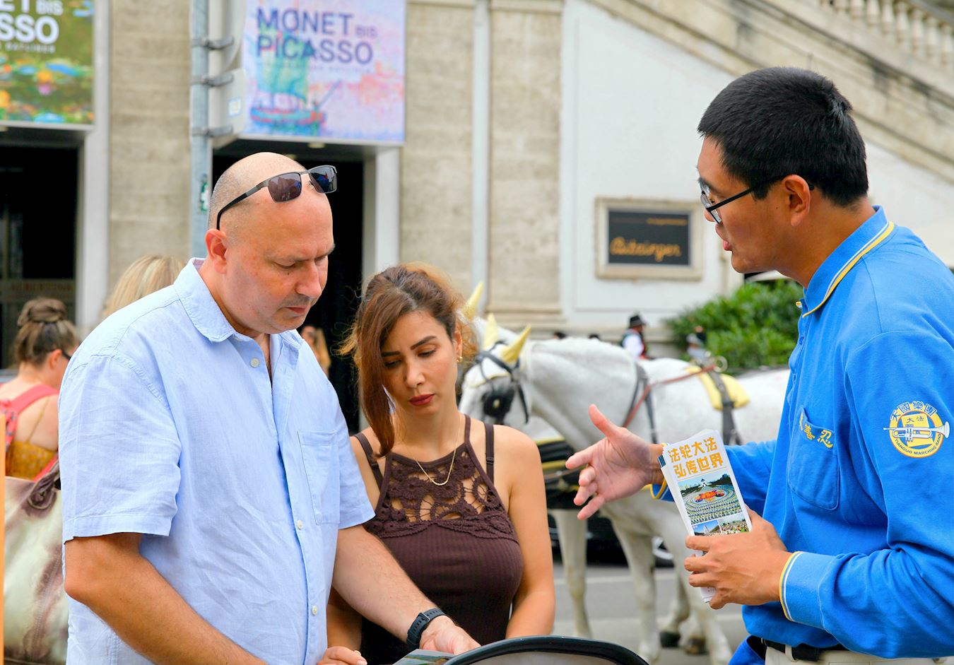 '图8~10:民众与法轮功交谈。'