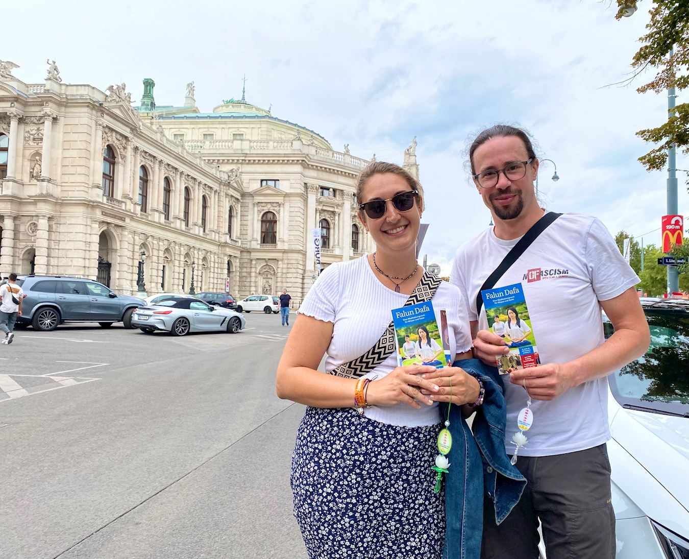 '图17:来自德国汉堡的律师珍妮(左)和儿科护士尤利安赞美法轮功游行活动。'