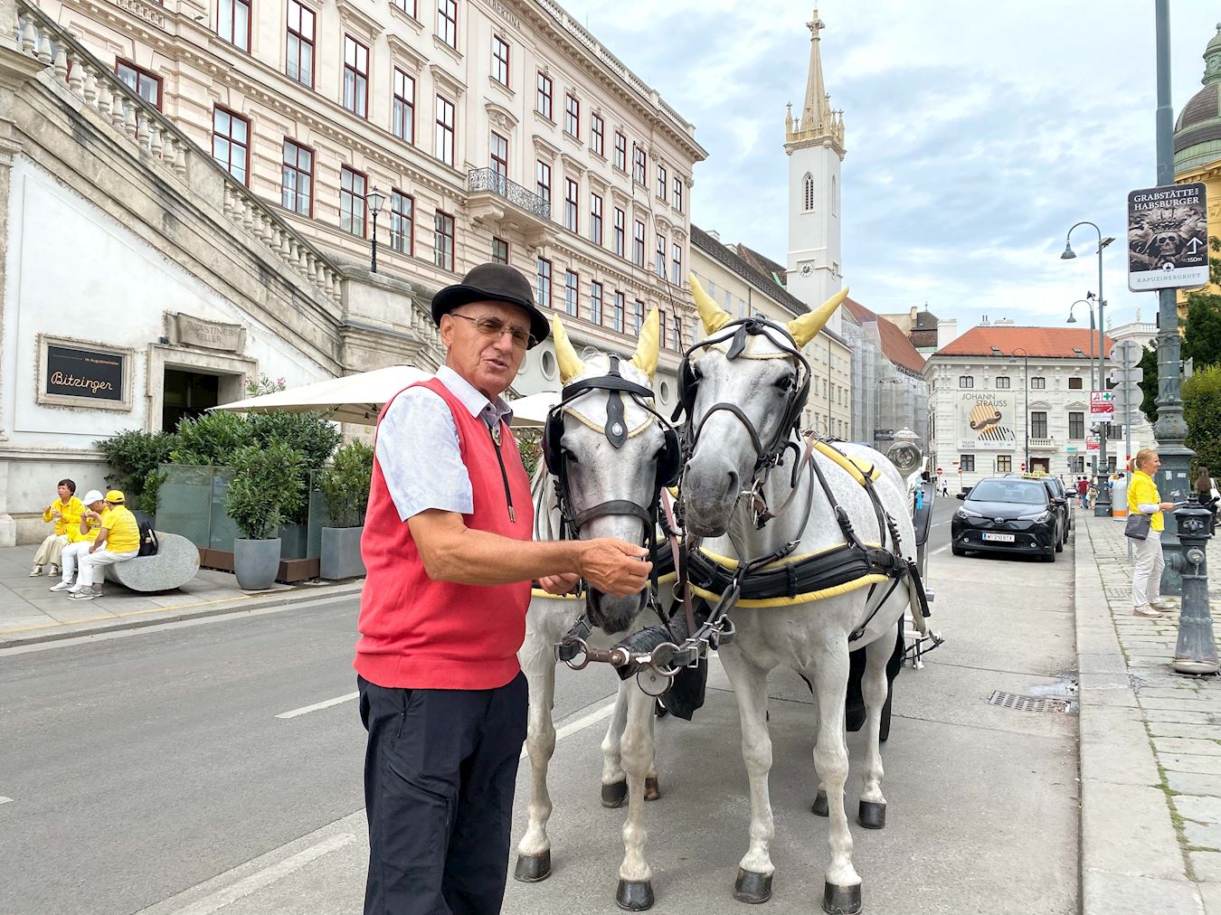 '图19:驾驭了四十二年旅游马车的沃夫冈和爱马。'