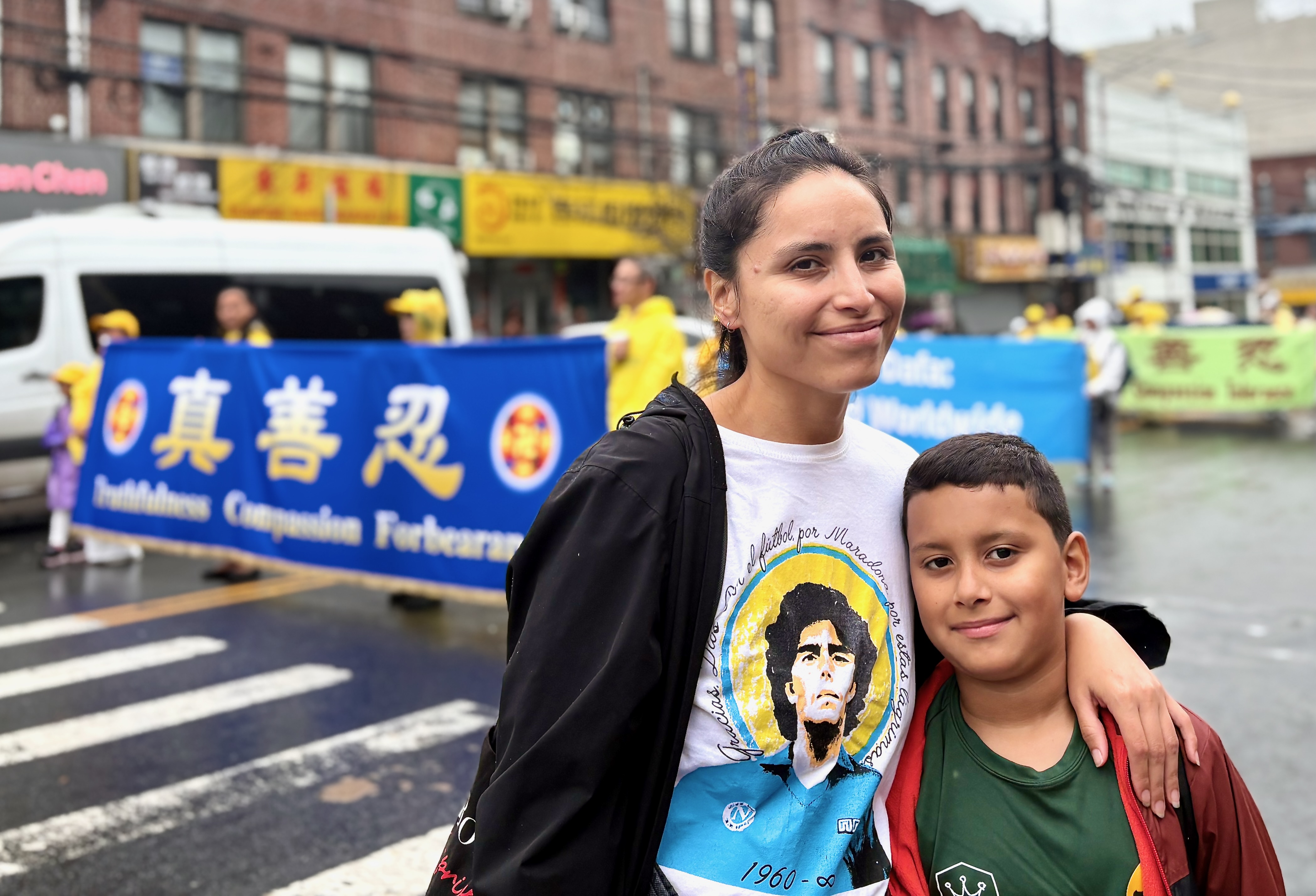 图17:美术教师罗米娜·费南德斯(Romina Fernandez)和儿子