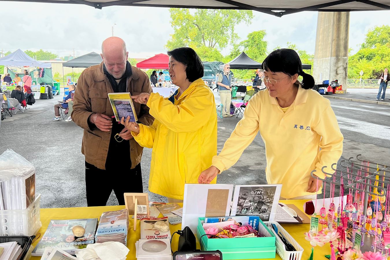 '图1~3:二零二五年九月六日法轮功学员在纽约州府奥本尼的河畔音乐节上讲真相。'