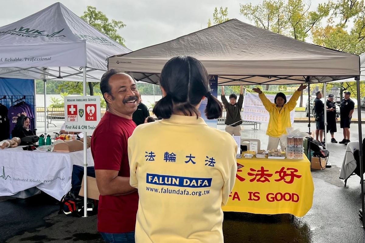 '图4:当地孟加拉国电视台的负责人(着红色衣服者)在听学员讲法轮功真相。'