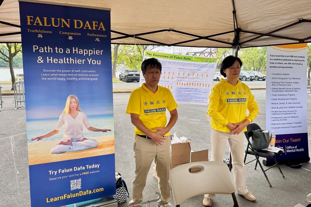 '图5~7:法轮功学员在雨后恢复功法演示,人们冒雨来到法轮功的展位观看和了解如何学炼法轮功。'