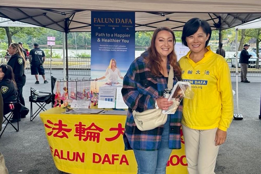 '图9:年轻的美发师布列塔尼(左)希望通过打坐照顾和调理好自己的身心健康。'